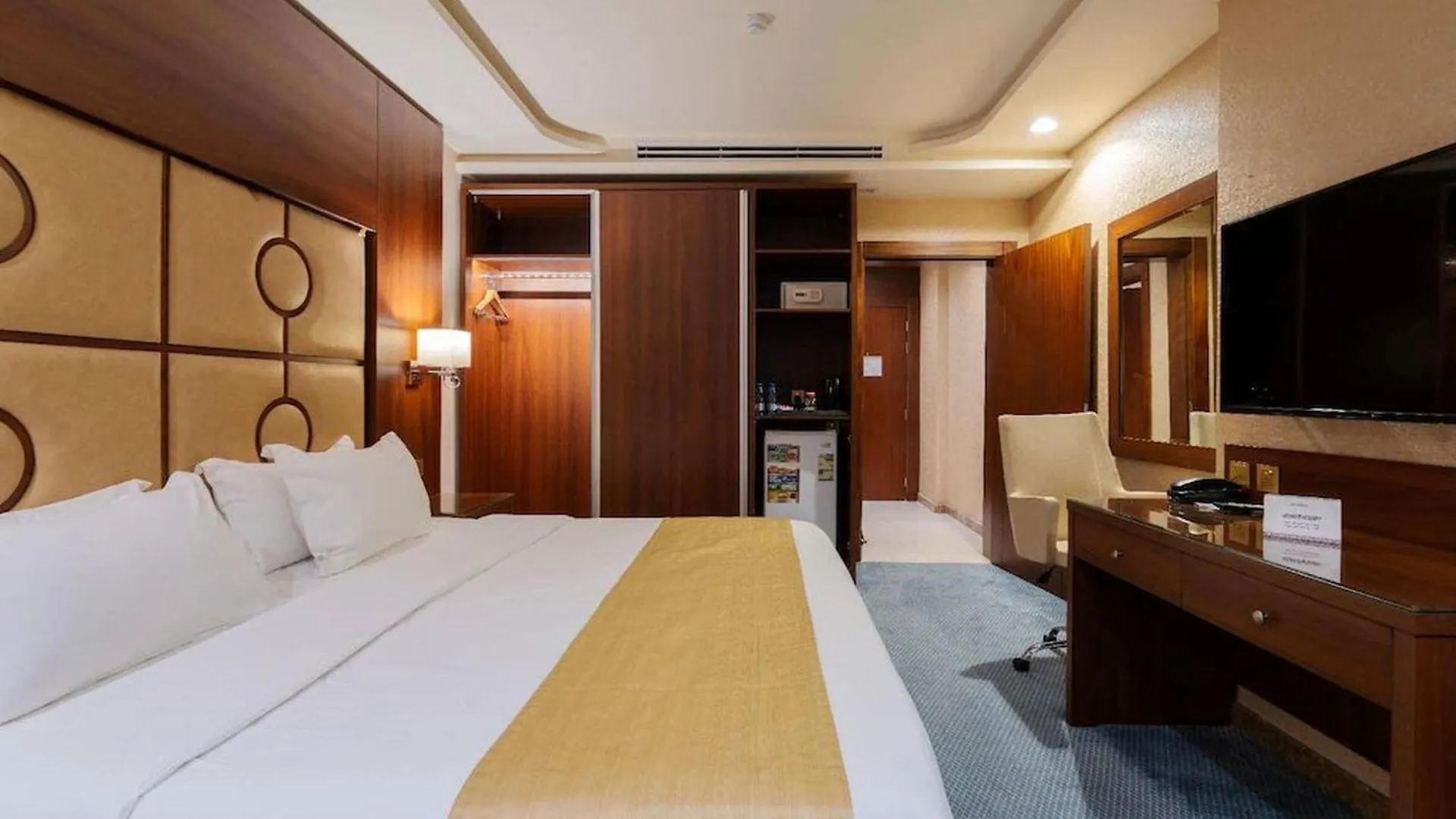 kontakty Belvilla Alhamra Vivid Plaza Hotel